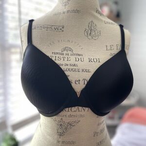 Victoria's Secret Soft bra. Asking $21/1 or$35/2 (cream & black) Bundle & Save!🖤